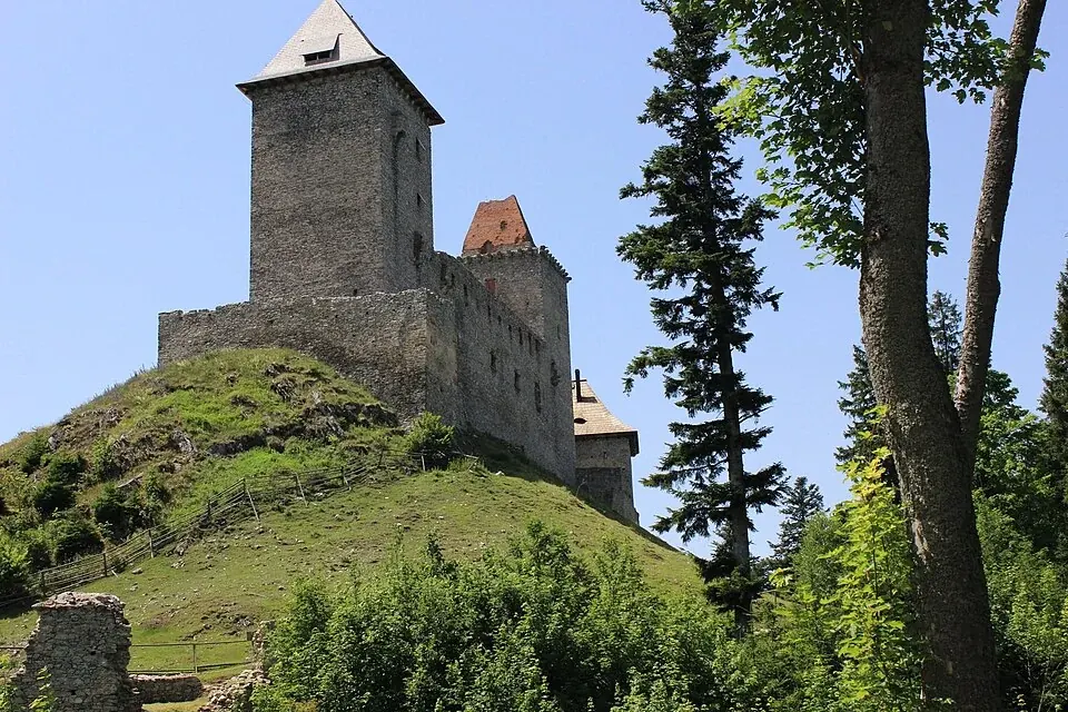 Hrad Kašperk nad šumavskými lesy